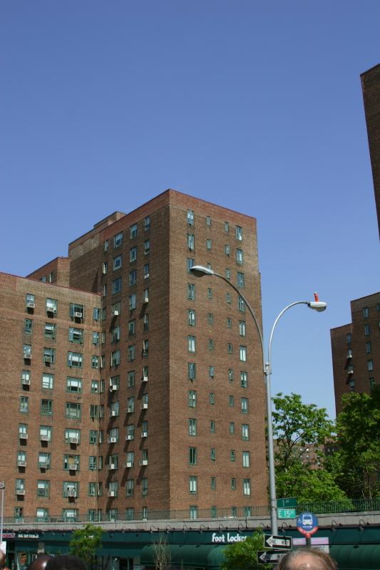 2006-05-06 14:32:32 ** New York ** Nachkriegs-Wohnblocks in Manhattan. Heute werden diese Wohnungen nach und nach renoviert um noch höhere Mieten verlangen zu können.