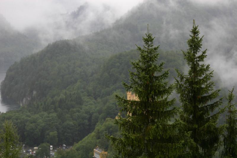 2005-08-21 17:08:43 ** Deutschland, München ** Schloß Hohenschwangau versteckt hinter den Bäumen.