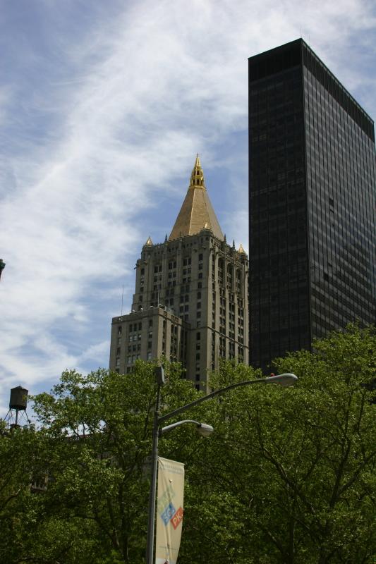 2006-05-07 12:28:00 ** New York ** Das 'New York Life Insurance Building' mit der goldenen Spitze.