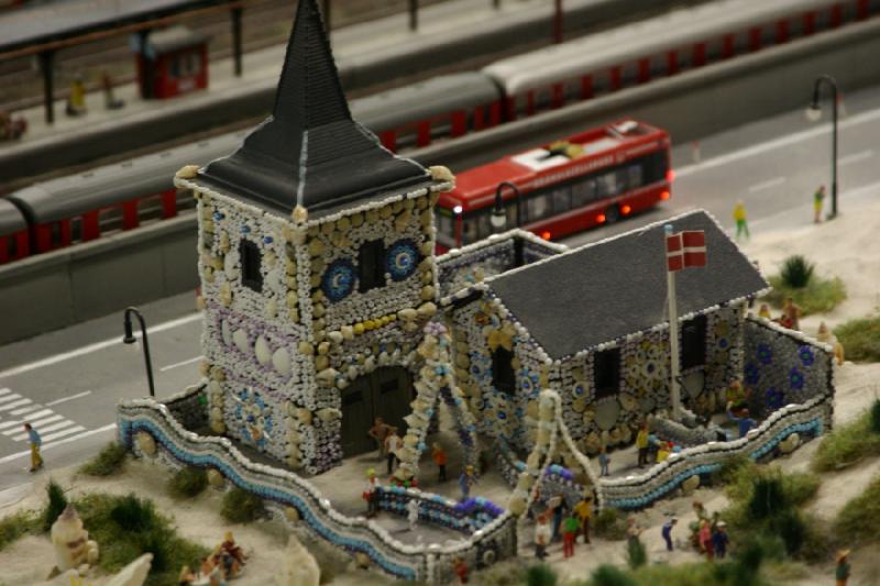 2006-11-25 09:44:52 ** Deutschland, Hamburg, Miniaturwunderland ** Ein Haus gebaut aus Muscheln am Strand.