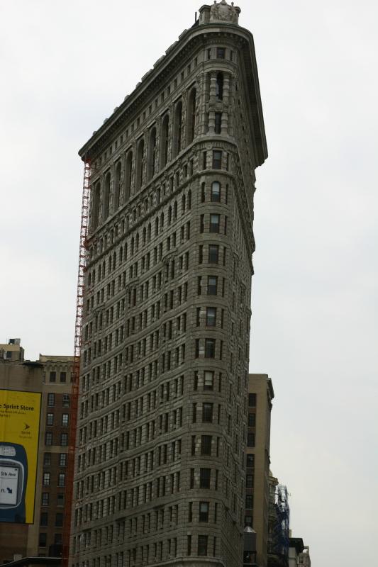 2006-05-06 12:06:14 ** New York ** Das berühmte 'Flatiron' (flaches Bügeleisen), oder offiziell 'Fuller Building'. An der schmalen Vorderseite ist das Gebäude nur zwei Meter breit. Eröffnet wurde dieses Gebäude im Jahr 1902.