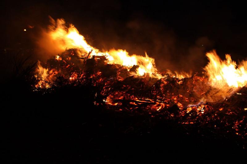 2010-04-03 20:28:25 ** Deutschland, Oldenburg, Ostern ** Das Osterfeuer am Abend vor Ostern in Hundsmühlen. 2010-04-03 20:28:25 ** Deutschland, Oldenburg, Ostern ** Das Osterfeuer am Abend vor Ostern in Hundsmühlen.