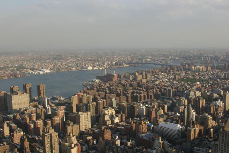 2006-05-06 18:26:56 ** New York ** Blick in Richtung Brooklyn auf der anderen Seite des 'East River'.