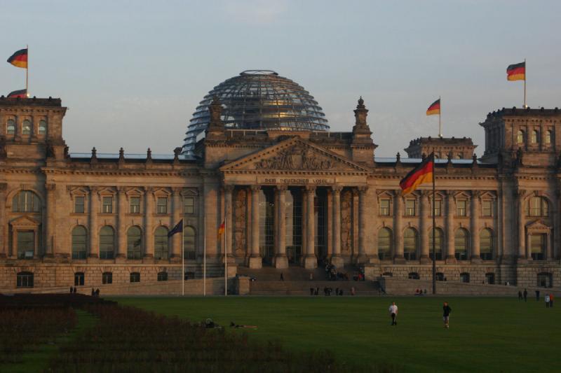 2006-11-27 15:33:16 ** Berlin, Deutschland ** Der Reichstag von Berlin ist der Sitz des Bundestages. Die Glaskuppel ist begehbar und an diesem Tag standen nicht viele Gäste an.
