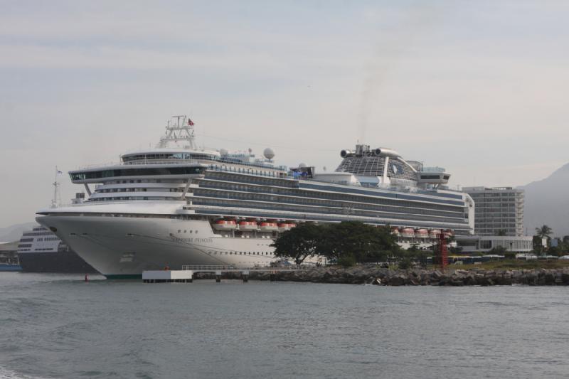 2012-11-20 08:40:16 ** Puerto Vallarta ** Sapphire Princess in Puerto Vallarta.