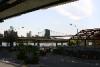 Unter der Manhattan Bridge mit Blick auf die Brooklyn Bridge.