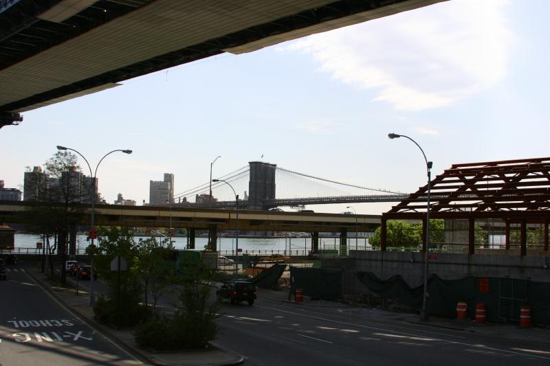 2006-05-06 14:18:50 ** New York ** Unter der Manhattan Bridge mit Blick auf die Brooklyn Bridge.