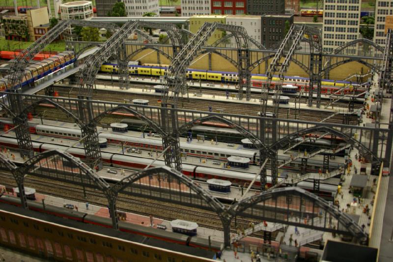 2006-11-25 10:12:20 ** Deutschland, Hamburg, Miniaturwunderland ** Bahnhof mit Innenleben.