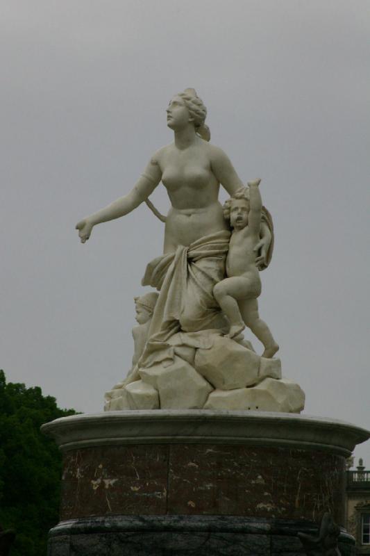 2008-05-17 14:45:34 ** Deutschland, München ** Statue am Schloß Herrenchiemsee.