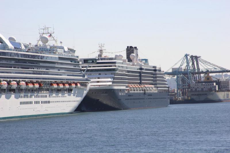 2007-09-01 14:19:38 ** Seattle ** Das rechte Kreuzfahrtschiff ist die 'Oosterdam' der 'Holland America Line'.