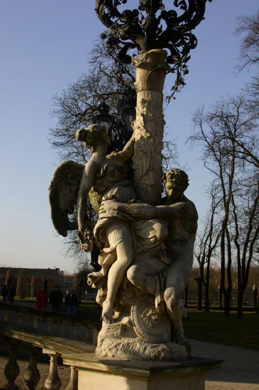 2006-11-28 12:04:26 ** Deutschland, Potsdam ** Sandsteinfiguren schmücken einen Laternenpfahl.