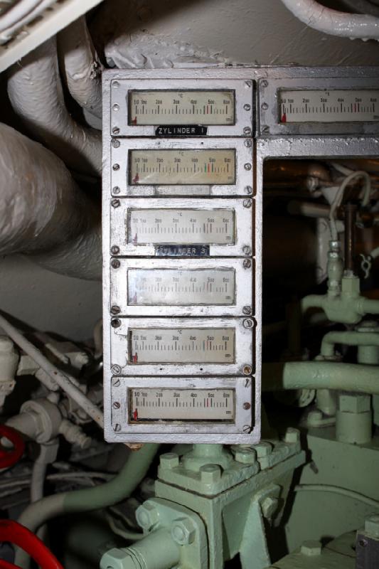 2010-04-07 11:56:47 ** Germany, Laboe, Submarines, Type VII, U 995 ** Display of the temperature of the individual cylinders of the diesel.