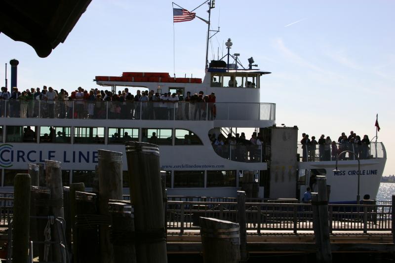 2006-05-07 16:08:56 ** New York ** 'Miss Circle Line' ist eines der Schiffe, das Besucher von Manhattan zur Freiheitsstatue und nach Ellis Island bringt.