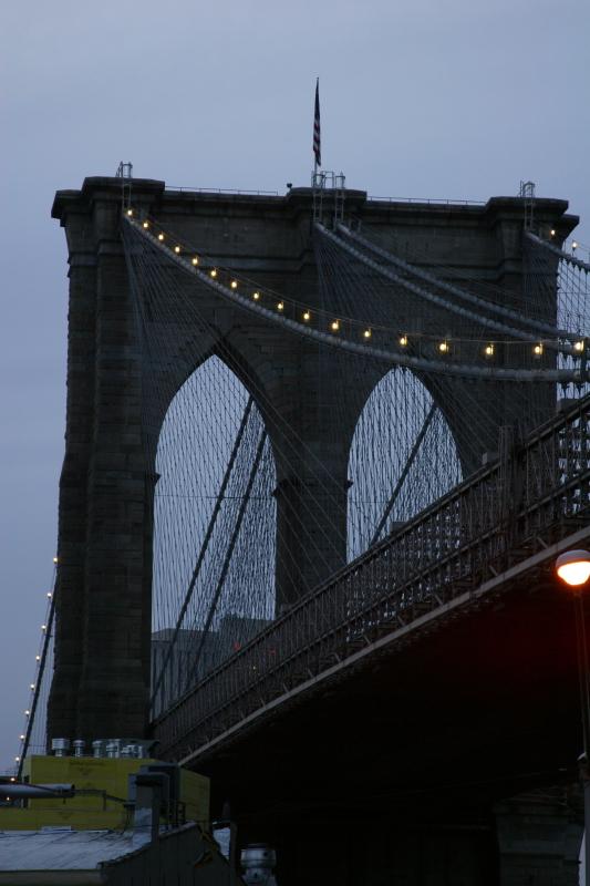 2006-05-07 19:55:48 ** New York ** 'Brooklyn Bridge' am Ufer in Brooklyn.