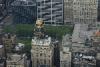 Das "American Radiator Building". Die schwarzen Steine symbolisieren Kohle, die goldene Verkleidung symbolisiert Feuer. Es ist jetzt das "Bryant Park Hotel", nach dem Park im Hintergrund. Rechts das Gebäude direkt am Park ist New Yorks Öffentliche Bibliothek.