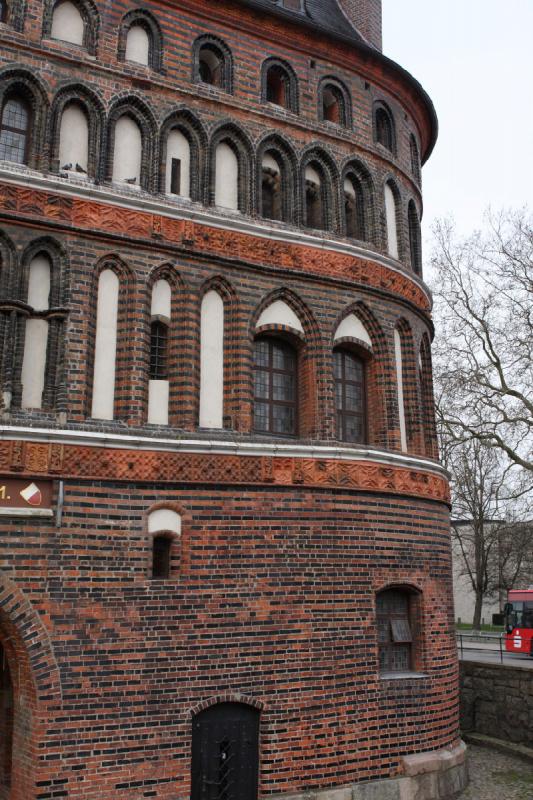 2010-04-08 11:13:10 ** Deutschland, Lübeck ** Turm des Holstentors auf der Stadtseite.