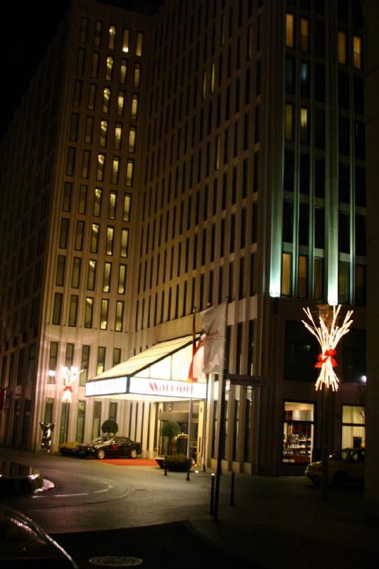 2006-11-27 20:38:38 ** Berlin, Deutschland ** Unser Marriott-Hotel am Potsdamer Platz. Dank Ericas Verbindungen haben wir einen sehr guten Preis bekommen.