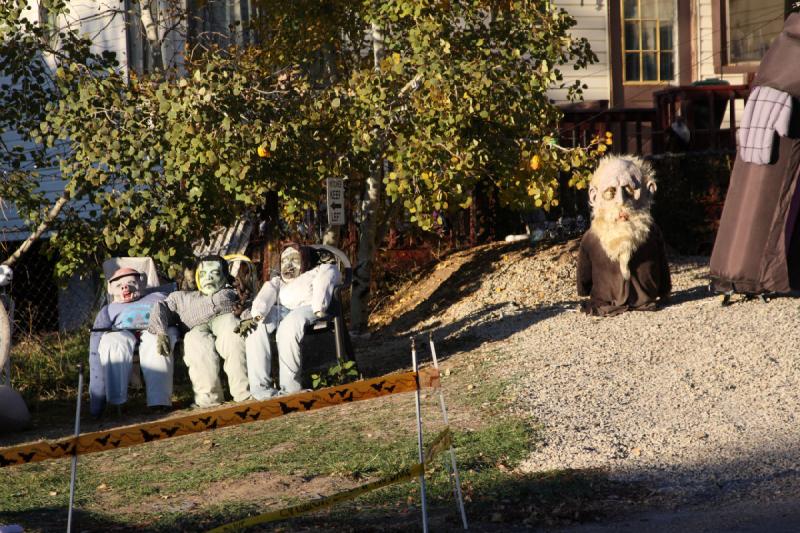 2008-10-25 17:41:29 ** Utah ** Die Masken findet man in den vielen Halloween-Geschäften, die zu dieser Zeit ihre Türen öffnen.