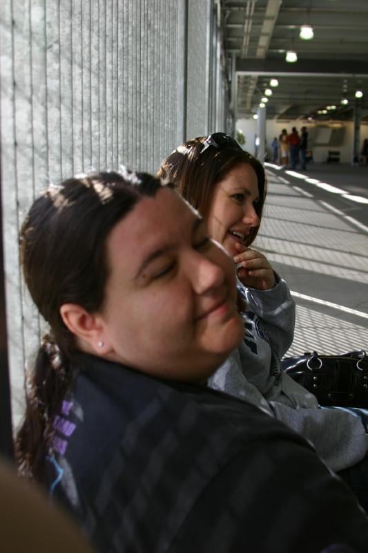 2006-05-07 17:15:48 ** Erica, New York ** Erica und Lindsey. Im Hintergrund ist der Zugang zu 'PATH', die Zugverbindung zwischen Manhattan und New Jersey.