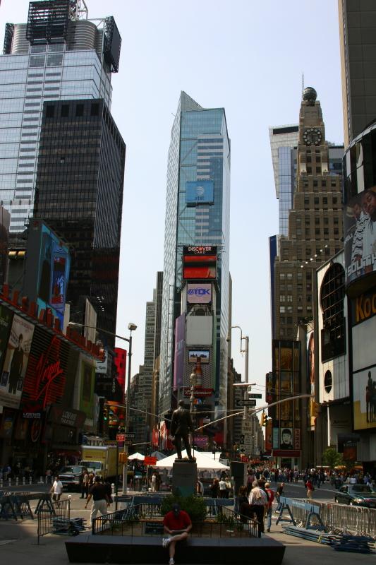 2006-05-06 10:39:04 ** New York ** Ein Blick auf die Werbeflächen am Times Square. Interessanter sieht all dies in der Nacht aus.