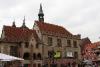 Das Alte Rathaus in Göttingen. Vor dem Rathaus steht das Gänseliesel.