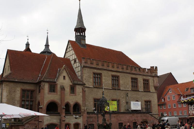 2010-04-16 14:51:45 ** Deutschland, Göttingen ** Das Alte Rathaus in Göttingen. Vor dem Rathaus steht das Gänseliesel.