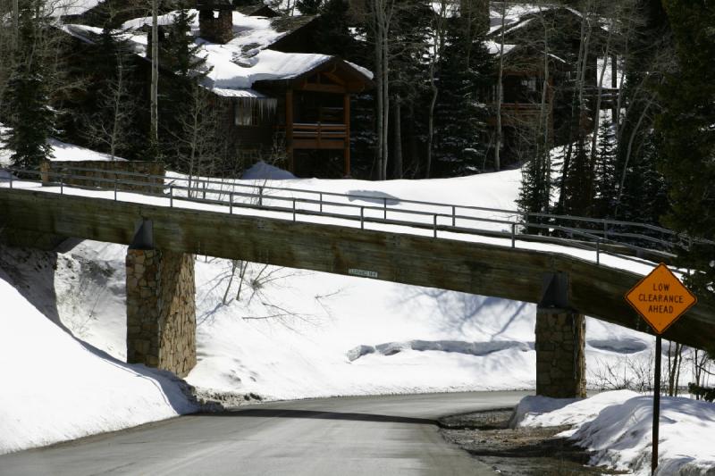 2006-04-18 10:16:14 ** Um per Ski direkt vom Haus an den Skihang zu kommen, gibt es diese Brücken.