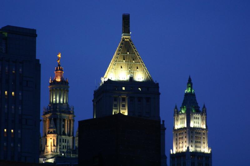 2006-05-07 20:19:12 ** New York ** Beleuchtete Dächer in Manhattan. Auf der rechten Seite das 'Woolworth Building'.