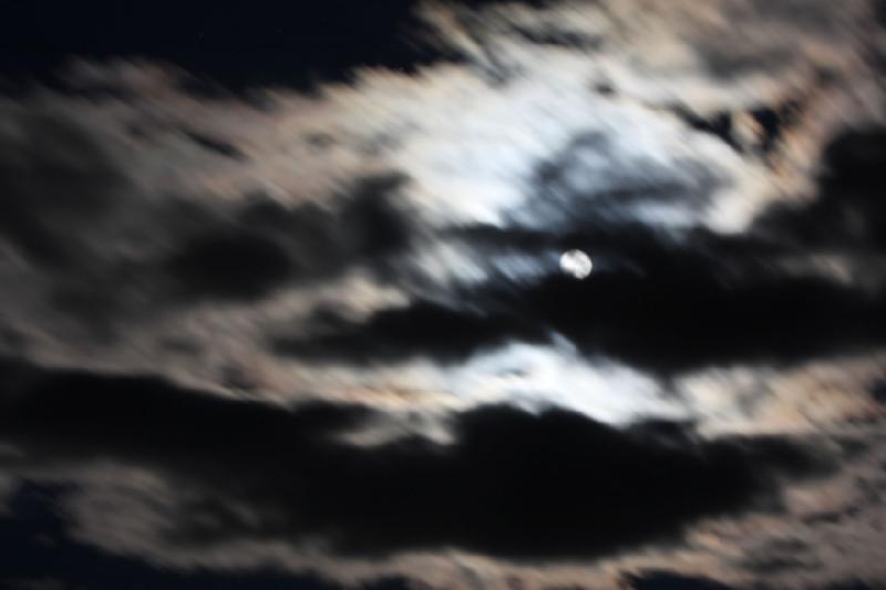 2008-08-14 22:24:01 ** Yellowstone Nationalpark ** Mond hinter den Wolken.