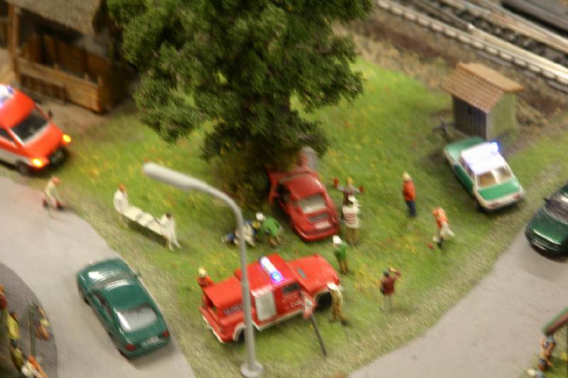 2006-11-25 10:38:58 ** Deutschland, Hamburg, Miniaturwunderland ** Dieser Porsche hat wohl den Baum übersehen.