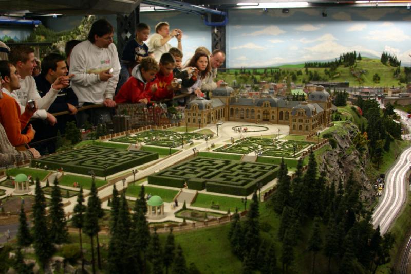 2006-11-25 10:42:50 ** Deutschland, Hamburg, Miniaturwunderland ** Schloß und Garten.