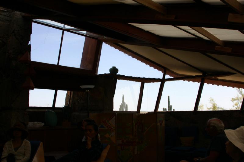 2007-04-14 14:51:34 ** Phoenix, Taliesin West ** Die großen Fenster des Wohnzimmers.