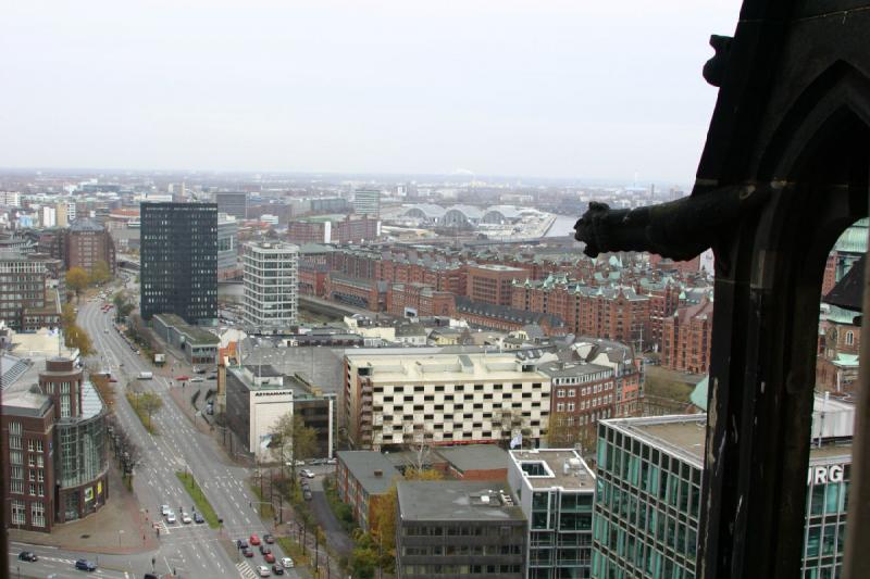 2006-11-25 11:56:34 ** Deutschland, Hamburg, St. Nikolai ** Ausblick vom Turm der Sankt Nikolai-Kirche. Die roten Backsteingebäude sind Teil der Speicherstadt.