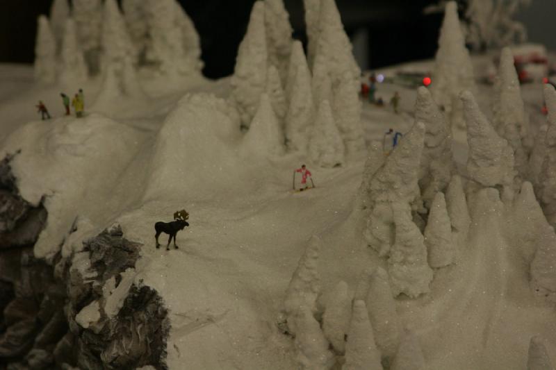 2006-11-25 10:02:22 ** Deutschland, Hamburg, Miniaturwunderland ** Elch und Langlaufskier.