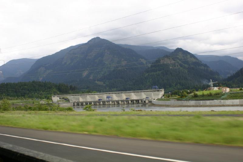 2005-05-06 18:47:59 ** Washington ** Dam at the Columbia.