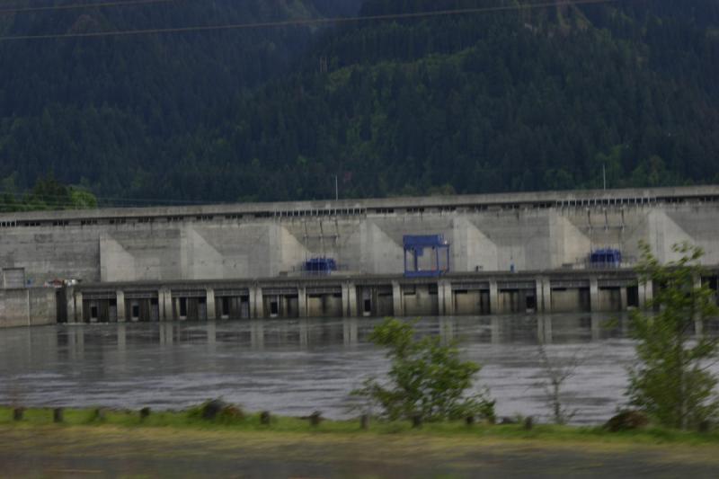 2005-05-06 18:47:50 ** Washington ** Dam at the Columbia.