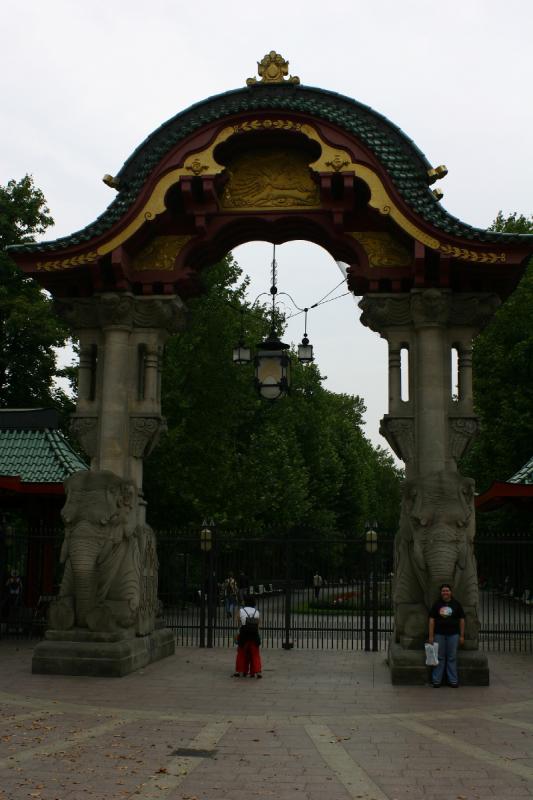 2005-08-25 13:18:39 ** Berlin, Deutschland, Erica, Zoo ** Elefantentor des Berliner Zoos.