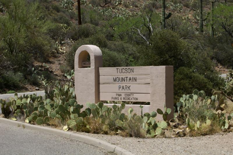 2006-06-17 11:04:08 ** Kaktus, Tucson ** Hinweisschild für den 'Tucson Mountain Park' westlich der Stadt und des Hotels.