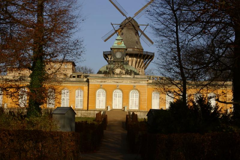 2006-11-28 10:55:40 ** Deutschland, Potsdam ** Die 'Neuen Kammern' sind westlich des Schloßes Sanssouci. Im Hintergrund die historische Mühle.