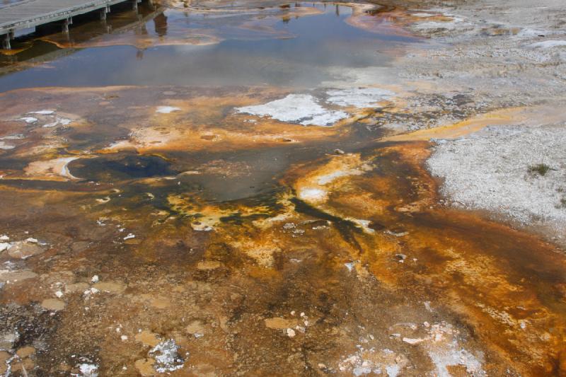 2008-08-15 11:58:59 ** Yellowstone Nationalpark ** Bakterien und wohl auch Mineralien geben dem Fels etwas Farbe.