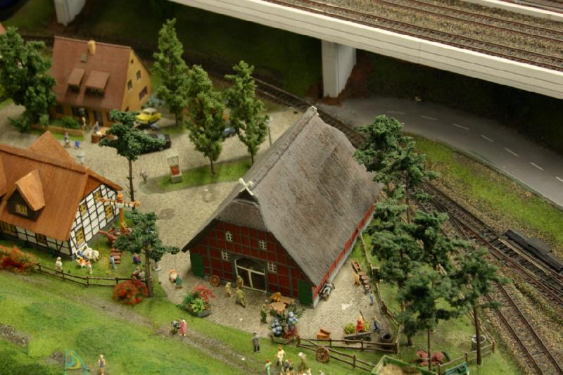 2006-11-25 09:42:06 ** Deutschland, Hamburg, Miniaturwunderland ** Traditionelles norddeutsches Bauernhaus.