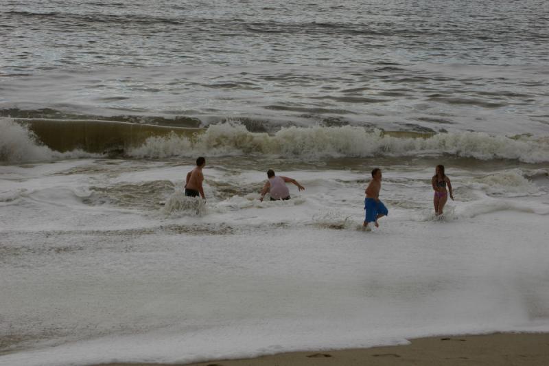 2007-10-13 15:22:00 ** Kalifornien ** Gruppe von Kindern am Strand von Laguna Beach.