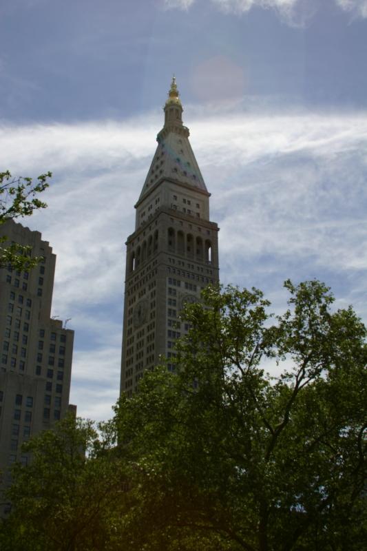 2006-05-07 12:27:28 ** New York ** Der 'Met Life Tower'. Auf der linken Seite der Erweiterungsbau, der nach Fertigstellung der Basis wegen der Weltwirtschaftskriese in den 20er Jahren nicht mehr weitergebaut wurde.