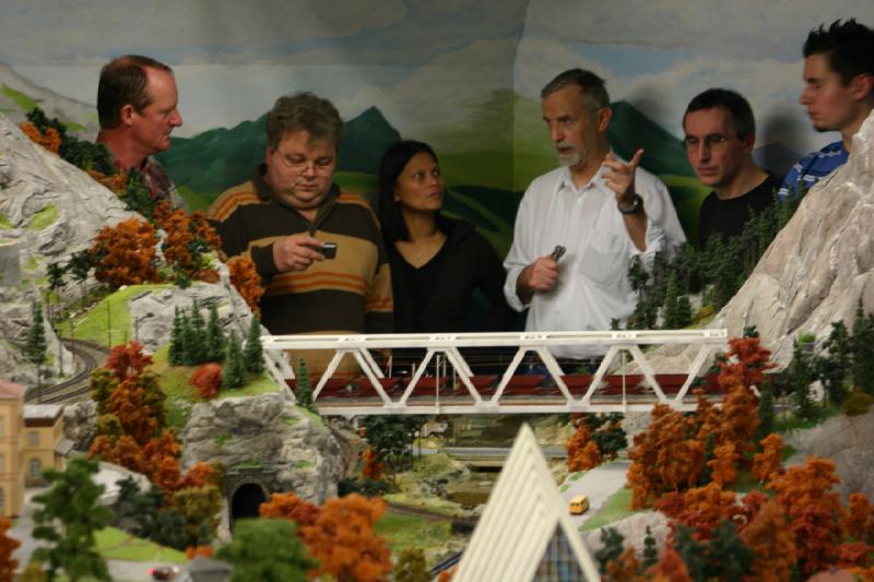 2006-11-25 09:59:18 ** Deutschland, Hamburg, Miniaturwunderland ** Diese Gäste haben eine Tour hinter den Kulissen gebucht und bekommen mehr erklärt und gezeigt als der normale Besucher.