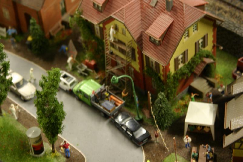 2006-11-25 10:40:16 ** Deutschland, Hamburg, Miniaturwunderland ** Renovierung eines Stadthauses.