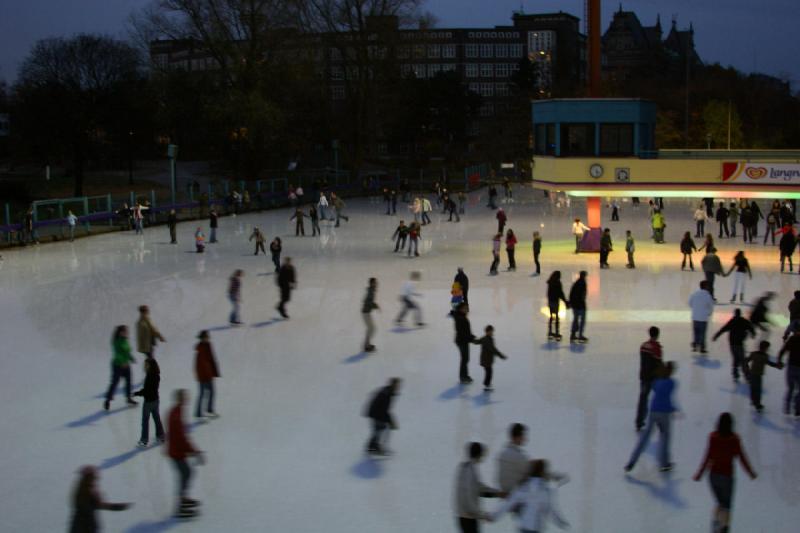 2006-11-25 16:32:10 ** Germany, Hamburg ** Ice rink in a park between the downtown area and St. Pauli.