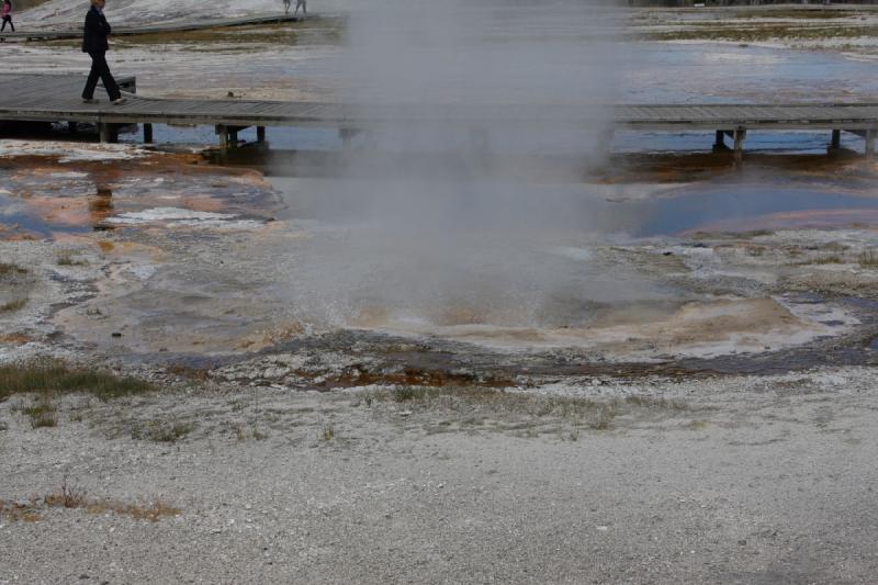 2008-08-15 11:58:01 ** Yellowstone Nationalpark ** Besucher müssen auf den Holzstegen bleiben, die im Hintergrund zu sehen sind. Der Boden ist nicht sehr stabil und könnte einbrechen.