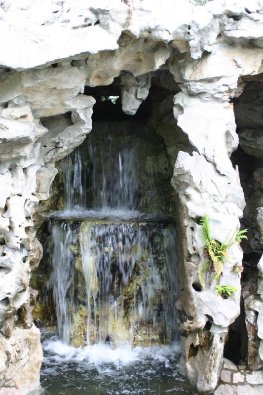 2005-05-05 11:52:37 ** Botanical Garden, Oregon, Portland ** Waterfall inside an artificial grotto.