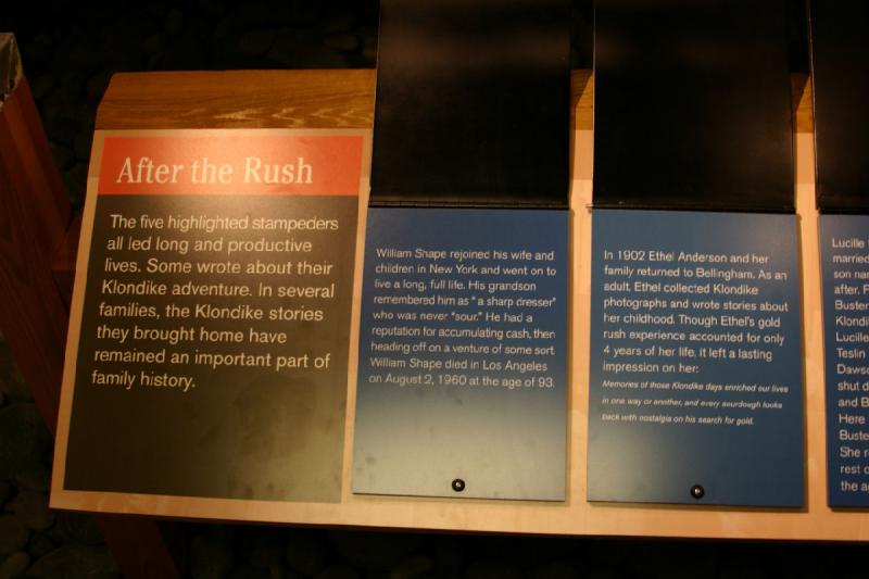 2007-09-03 11:20:42 ** Seattle ** William Shape ging zurück zu seiner Frau und seinen Kindern in New York und führte ein langes, geschäftiges Leben. Sein Enkel erinnert ihn als einen, der sich immer gut angezogen hat und nie schlecht gelaunt war. Er war bekannt dafür, Geld anzuhäufen und dann auf irgendeine Art Abenteuer zu gehen.

1902 kehrte Ethel Anderson mit ihrer Familie nach Bellingham zurück. Als Erwachsene sammelte Ethel Klondike-Fotos und schrieb Geschichten über ihre Kindheit. Obwohl Ethels Goldrauscherfahrung nur vier Jahre gedauert hat, hatte es einen dauernden Eindruck auf ihr Leben hinterlassen: 'Erinnerungen an die Klondike-Tage bereicherten unsere Leben auf die eine oder andere Art und jeder Sauerteig schaut mit Nostalgie zurück zu seiner Zeit auf der Suche nach Gold.'