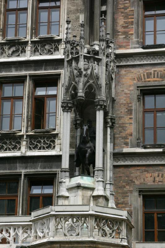 2008-05-19 13:23:22 ** Germany, Munich ** Statue at the Munich city hall.